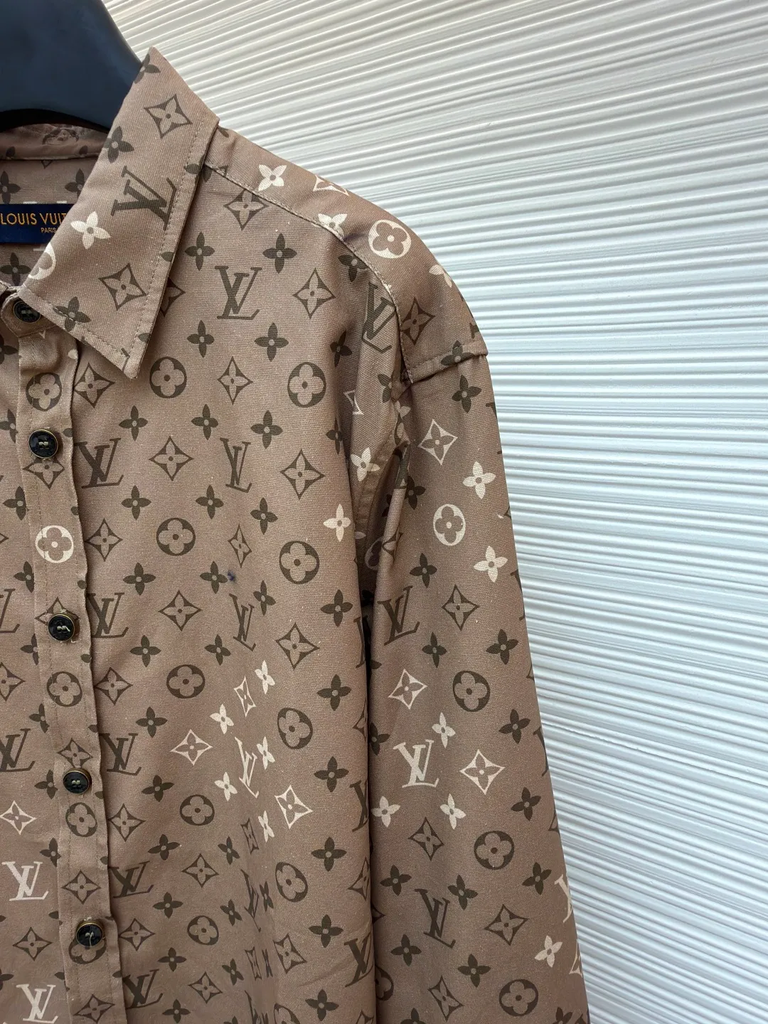 LOUIS VUITTON gradient printed lapel long-sleeved shirt ●Item number: 1681201-A85 ●Material: cotton fabric ●Technology: printing production ●Color: brown ●Version: fitted version ●Weight: about 435 grams ●Size: S-M-L-XL ●Description: Customized YB twill cotton material, high-end texture, comfortable to wear, lapel shirt style, placket can be used as a jacket, the whole body is covered with four-leaf clover elements and letter patterns, full of old money feeling. The straight shoulder line and decent tailoring highlight the tall and neat figure, and the arc hem modifies the waist and shoulders, making it fashionable and fashionable. The overall wiring is straight and delicate, the fabric is comfortable and soft, and the color is consistent without color difference. It can be matched with the same style to create a fashionable look and control various occasions. Customized accessories, complete with three standards, same style for men and women!